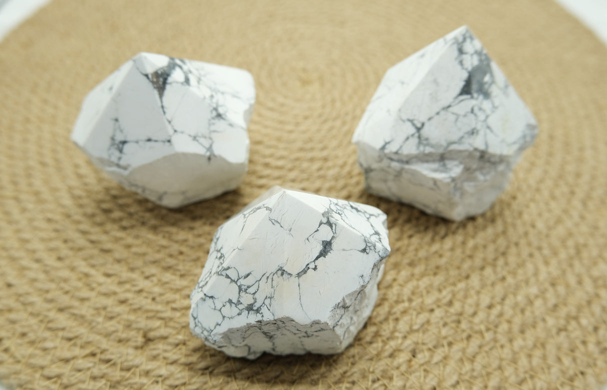 Howlite Polished Point With Flat Base